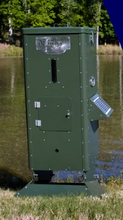 Load image into Gallery viewer, **NEW** AMERICAN FEEDER FISH/CORN FEEDER H125
